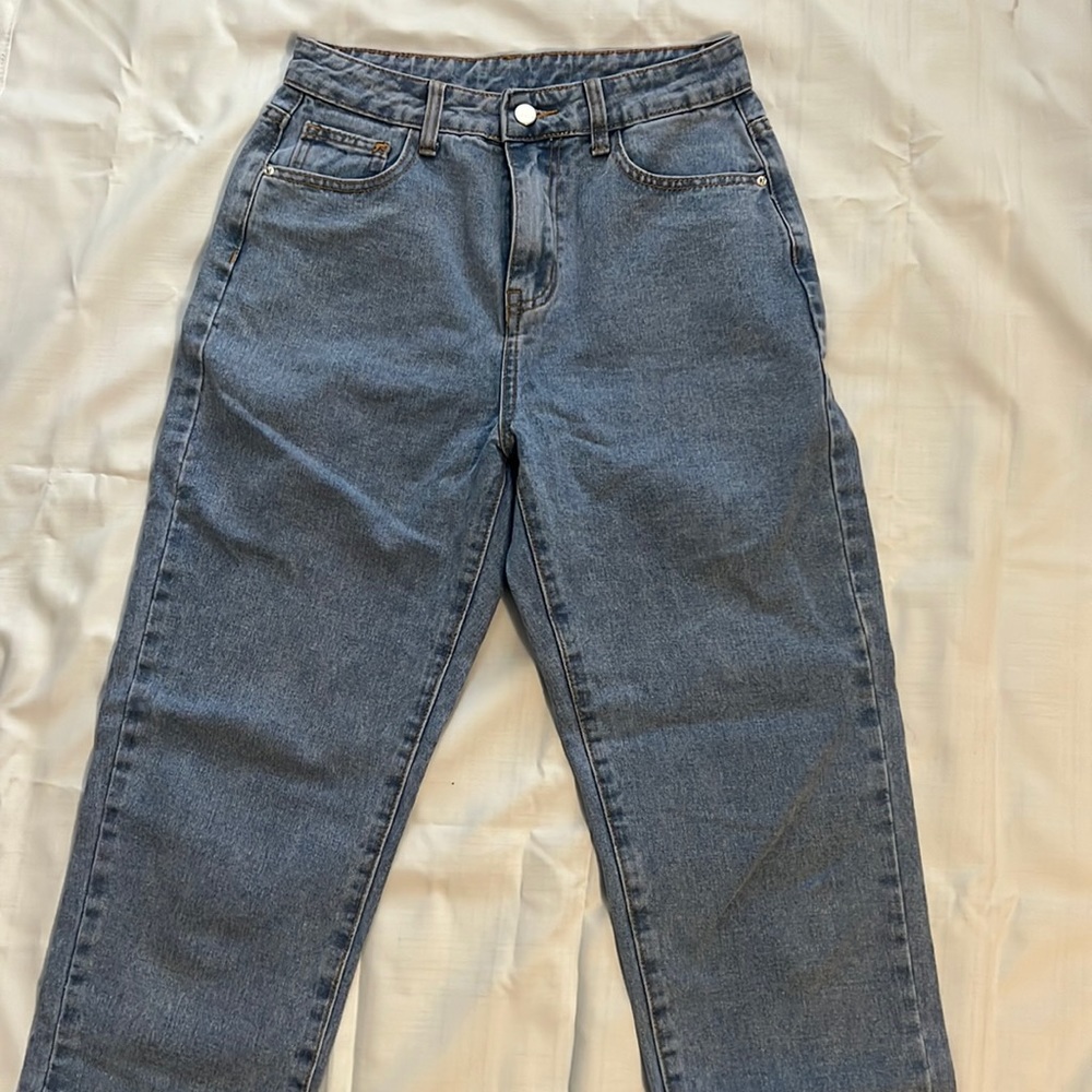 Size 4/small mom jeans. Never been worn.